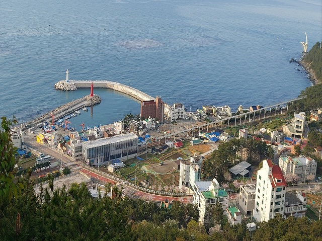 청사포항과 청사포 마을